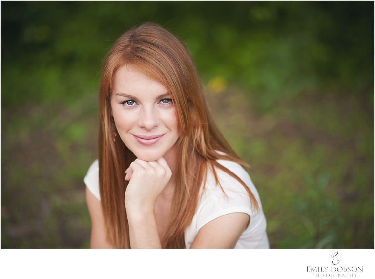 HS senior posing in her back yard